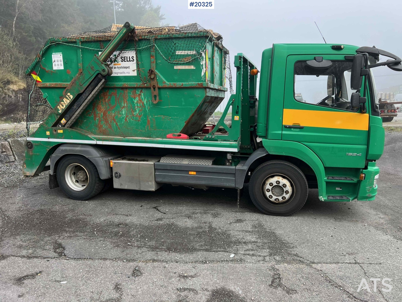 Nostovarsi-vaihtolavakuorma kuorma-auto Mercedes Atego 1524: kuva Nostovarsi-vaihtolavakuorma kuorma-auto Mercedes Atego 1524