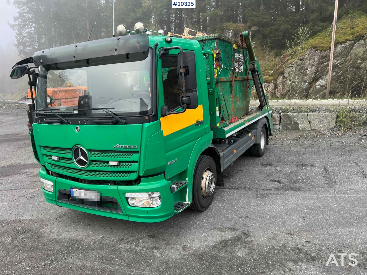 Nostovarsi-vaihtolavakuorma kuorma-auto Mercedes Atego 1524: kuva Nostovarsi-vaihtolavakuorma kuorma-auto Mercedes Atego 1524