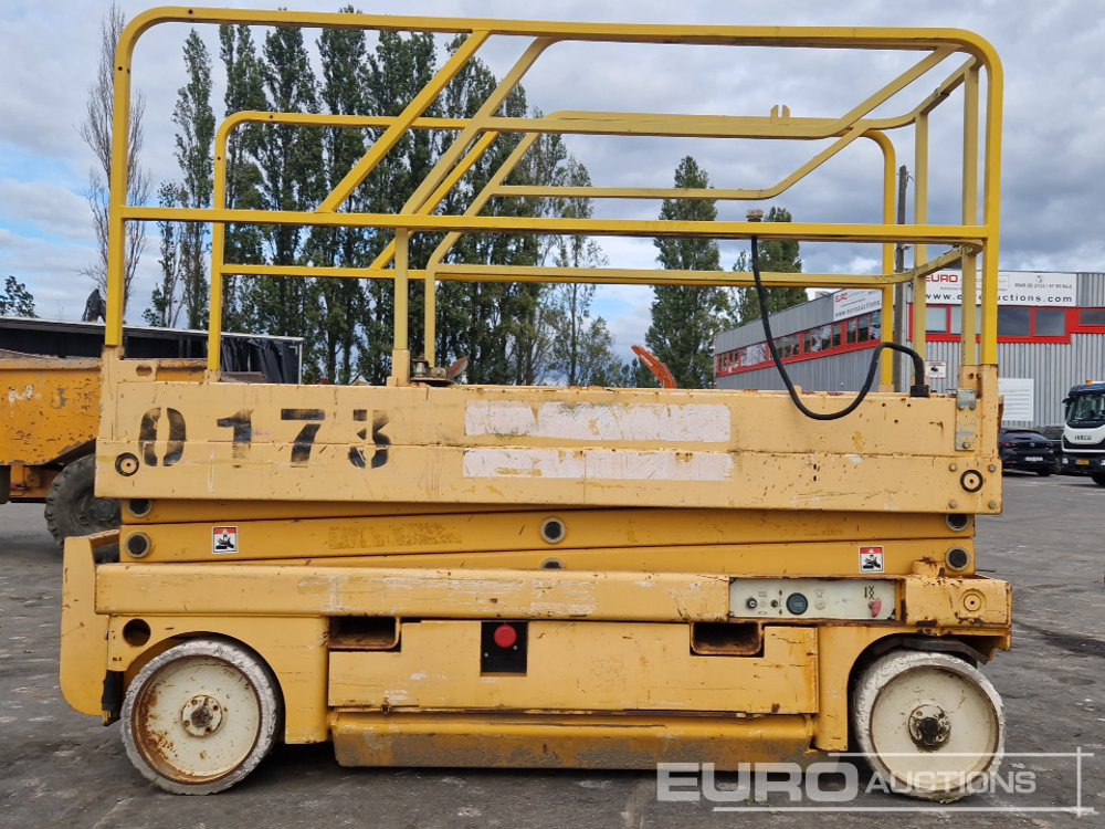 Electric Scissor Lift (Incomplete) - Henkilönostin: kuva Electric Scissor Lift (Incomplete) - Henkilönostin Electric Scissor Lift (Incomplete) - Henkilönostin: kuva Electric Scissor Lift (Incomplete) - Henkilönostin
