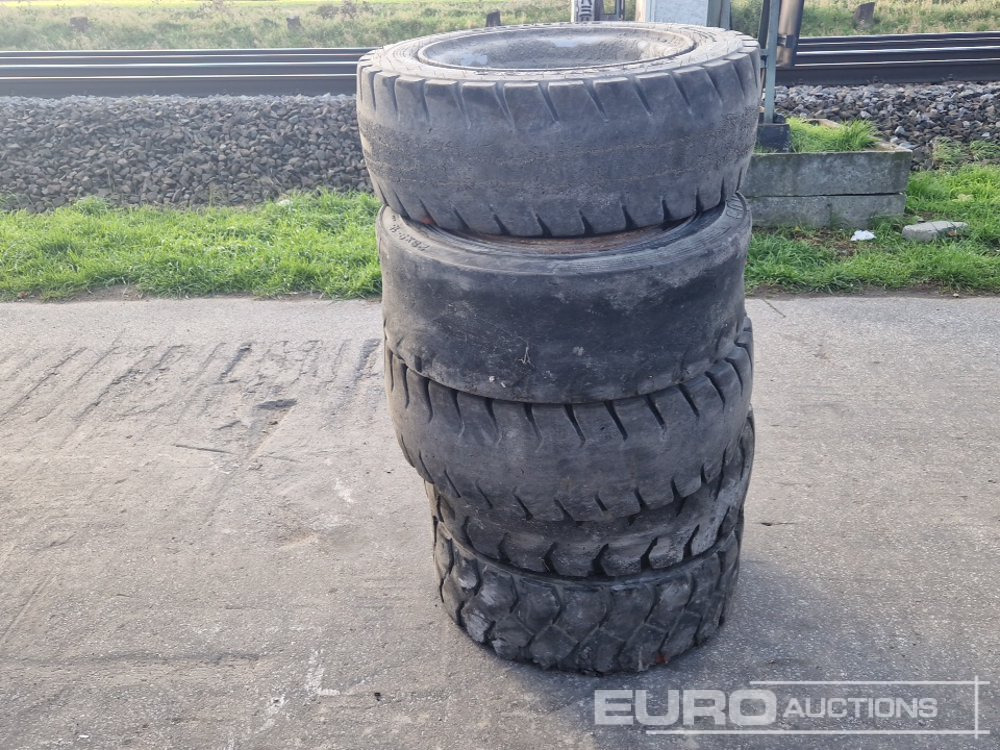 Various Tyres (5 of) - Rengas: kuva Various Tyres (5 of) - Rengas Various Tyres (5 of) - Rengas: kuva Various Tyres (5 of) - Rengas