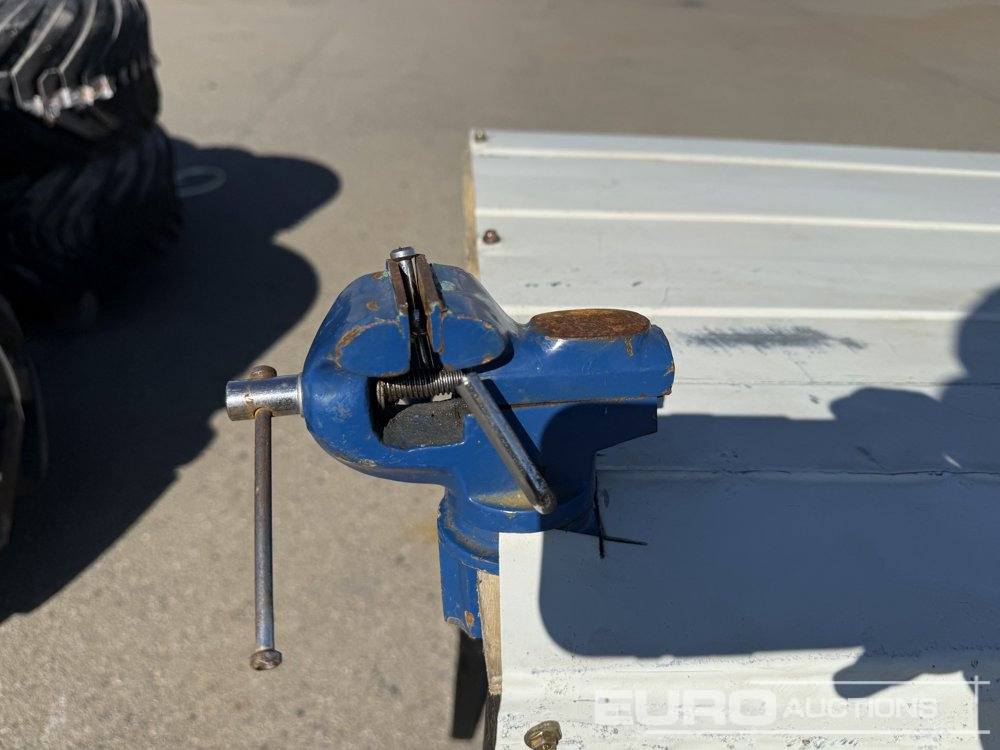 Workbench, Metal Vise - Rakennustarvikkeet: kuva Workbench, Metal Vise - Rakennustarvikkeet Workbench, Metal Vise - Rakennustarvikkeet: kuva Workbench, Metal Vise - Rakennustarvikkeet