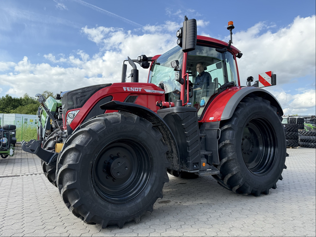 Fendt 724 Vario Gen6 ProfiPlus - Traktori: kuva Fendt 724 Vario Gen6 ProfiPlus - Traktori Fendt 724 Vario Gen6 ProfiPlus - Traktori: kuva Fendt 724 Vario Gen6 ProfiPlus - Traktori