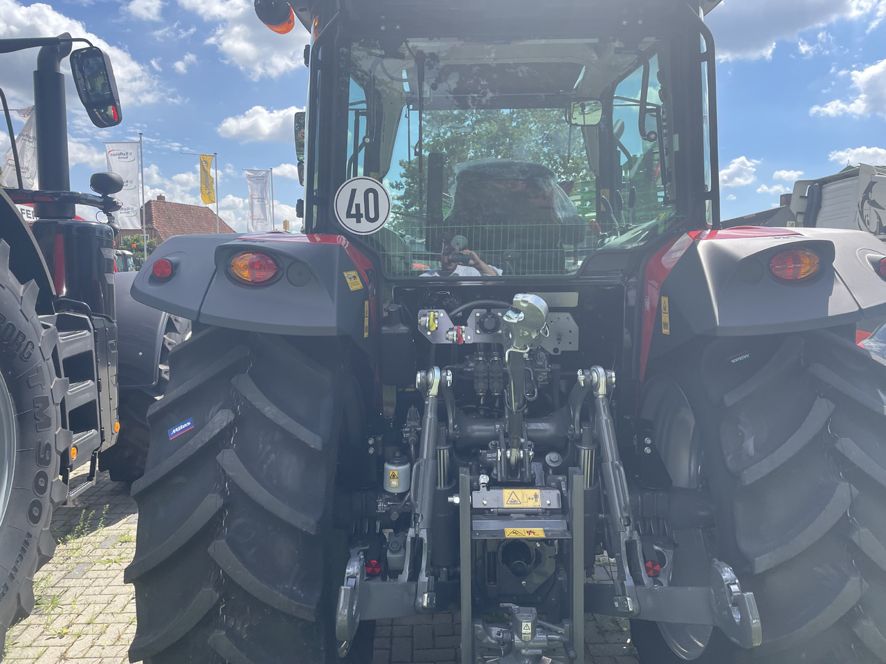 Massey Ferguson 5711M Dyna-4 4WD Cab - Traktori: kuva Massey Ferguson 5711M Dyna-4 4WD Cab - Traktori Massey Ferguson 5711M Dyna-4 4WD Cab - Traktori: kuva Massey Ferguson 5711M Dyna-4 4WD Cab - Traktori