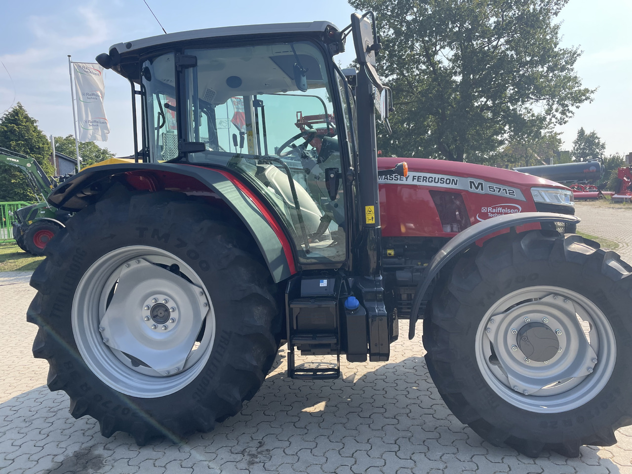 Massey Ferguson 5712M 4WD Cab Essential - Traktori: kuva Massey Ferguson 5712M 4WD Cab Essential - Traktori Massey Ferguson 5712M 4WD Cab Essential - Traktori: kuva Massey Ferguson 5712M 4WD Cab Essential - Traktori