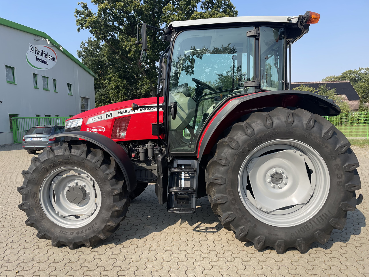 Massey Ferguson 5712M 4WD Cab Essential - Traktori: kuva Massey Ferguson 5712M 4WD Cab Essential - Traktori Massey Ferguson 5712M 4WD Cab Essential - Traktori: kuva Massey Ferguson 5712M 4WD Cab Essential - Traktori