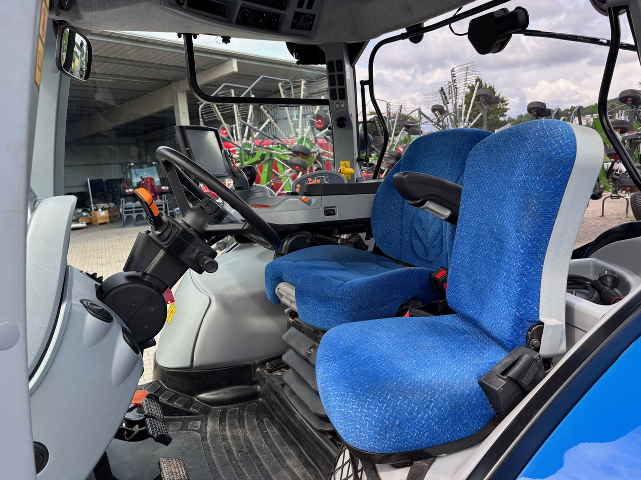 New Holland T6.140 Auto Command - Traktori: kuva New Holland T6.140 Auto Command - Traktori New Holland T6.140 Auto Command - Traktori: kuva New Holland T6.140 Auto Command - Traktori