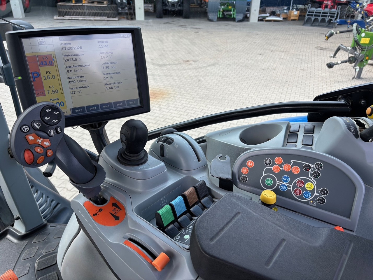 New Holland T6.140 Auto Command - Traktori: kuva New Holland T6.140 Auto Command - Traktori New Holland T6.140 Auto Command - Traktori: kuva New Holland T6.140 Auto Command - Traktori