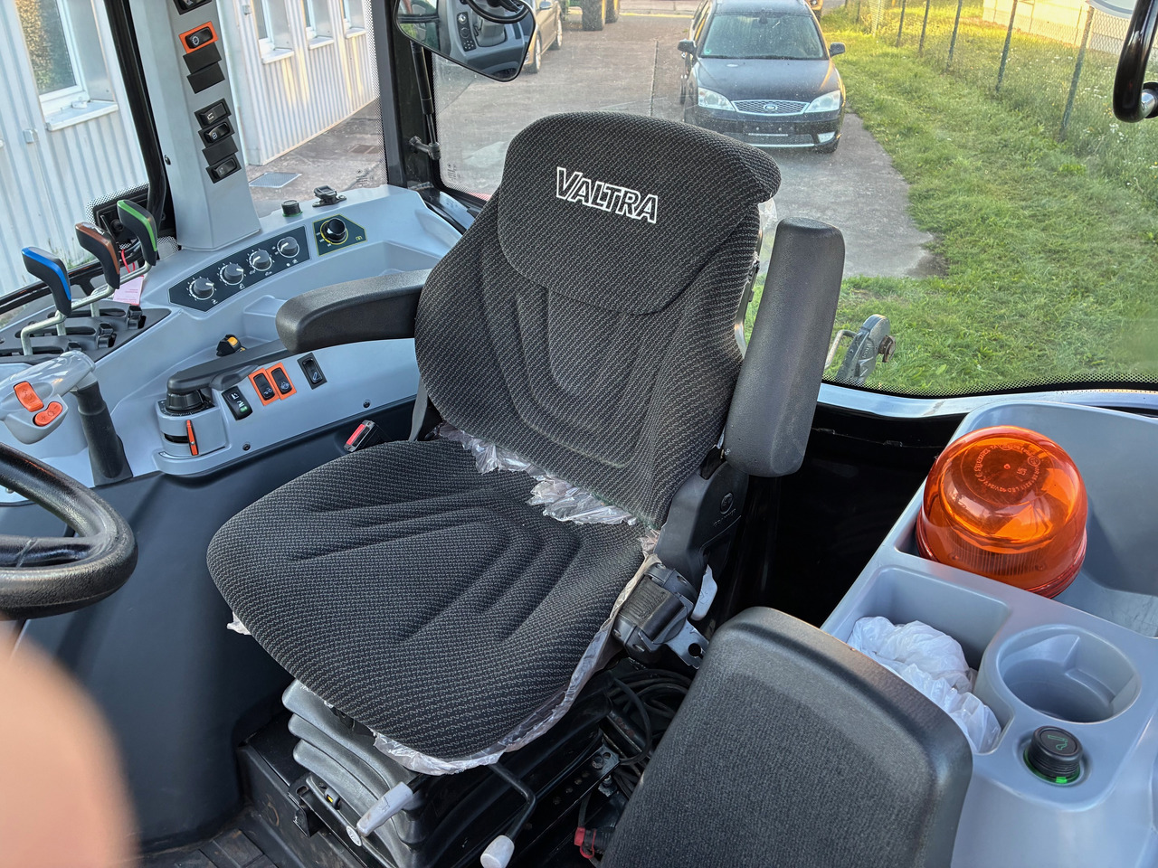 Valtra A114MH4 AC 71.5 - Traktori: kuva Valtra A114MH4 AC 71.5 - Traktori Valtra A114MH4 AC 71.5 - Traktori: kuva Valtra A114MH4 AC 71.5 - Traktori