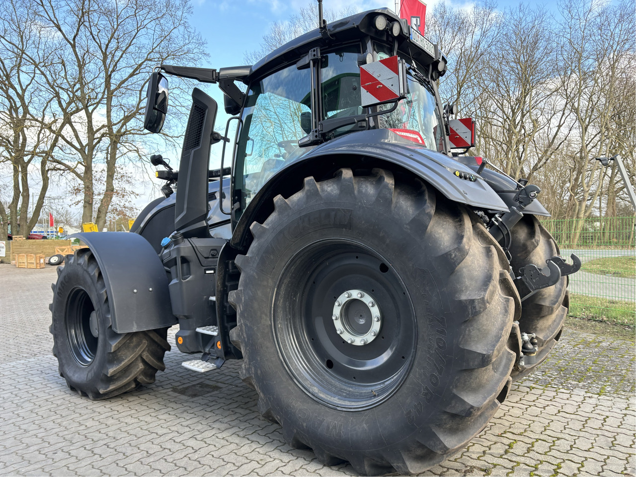 Valtra Q305 - Traktori: kuva Valtra Q305 - Traktori Valtra Q305 - Traktori: kuva Valtra Q305 - Traktori