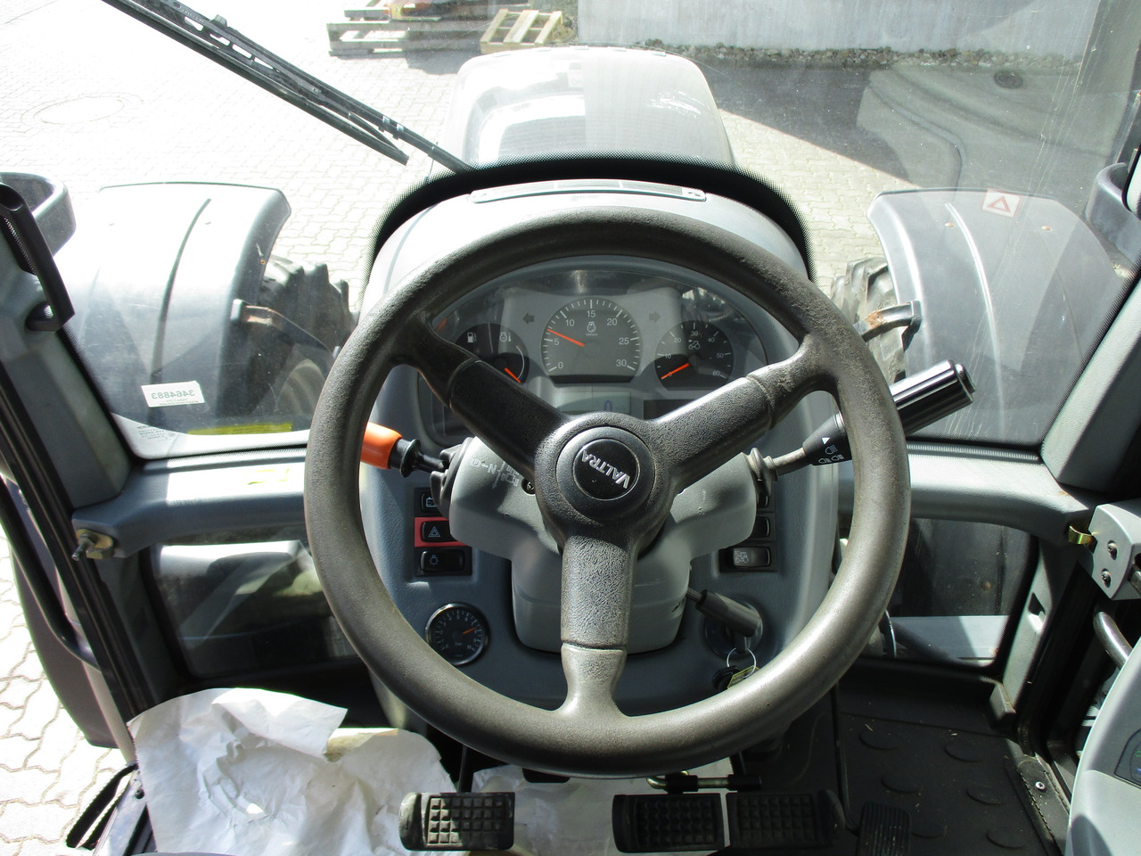 Valtra T 213 - Traktori: kuva Valtra T 213 - Traktori Valtra T 213 - Traktori: kuva Valtra T 213 - Traktori