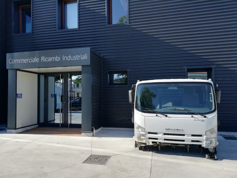 Isuzu NPR 85 "M - P - Q" - Ohjaamo ja sisustus - Kuorma-auto: kuva Isuzu NPR 85 "M - P - Q" - Ohjaamo ja sisustus - Kuorma-auto Isuzu NPR 85 "M - P - Q" - Ohjaamo ja sisustus - Kuorma-auto: kuva Isuzu NPR 85 "M - P - Q" - Ohjaamo ja sisustus - Kuorma-auto