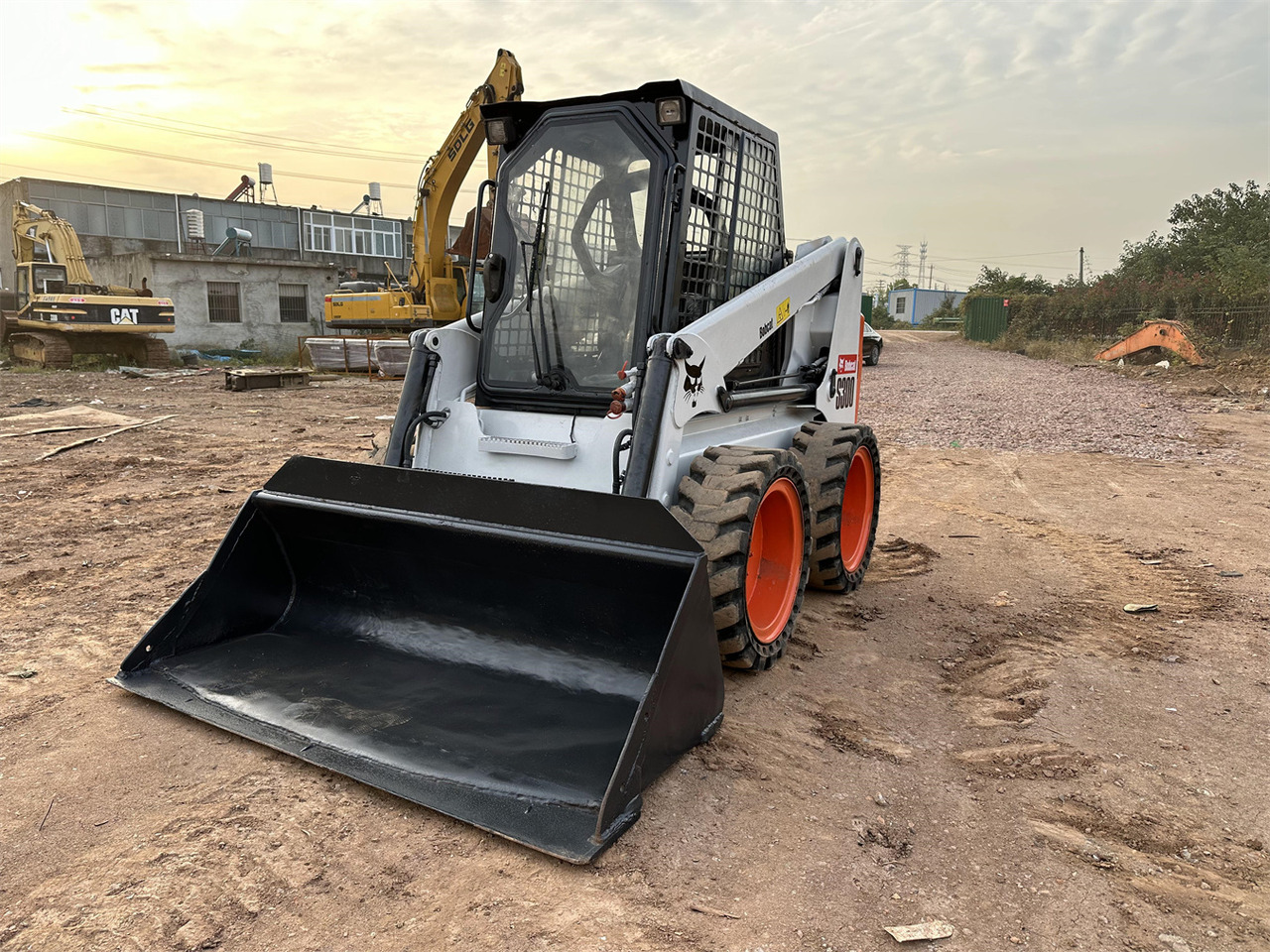 BOBCAT S300 - Liukuohjattu kuormaaja: kuva BOBCAT S300 - Liukuohjattu kuormaaja BOBCAT S300 - Liukuohjattu kuormaaja: kuva BOBCAT S300 - Liukuohjattu kuormaaja