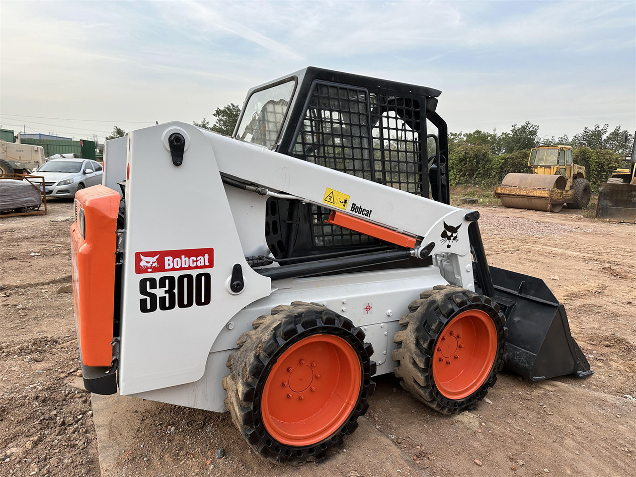 BOBCAT S300 - Liukuohjattu kuormaaja: kuva BOBCAT S300 - Liukuohjattu kuormaaja BOBCAT S300 - Liukuohjattu kuormaaja: kuva BOBCAT S300 - Liukuohjattu kuormaaja