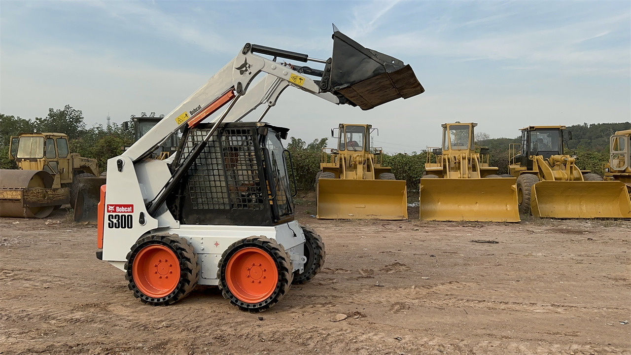 BOBCAT S300 - Liukuohjattu kuormaaja: kuva BOBCAT S300 - Liukuohjattu kuormaaja BOBCAT S300 - Liukuohjattu kuormaaja: kuva BOBCAT S300 - Liukuohjattu kuormaaja