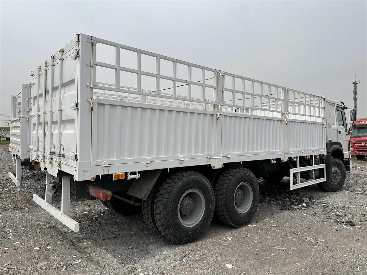 SINOTRUK HOWO 371 Cargo truck - Eläinten kuljetus kuorma-auto: kuva SINOTRUK HOWO 371 Cargo truck - Eläinten kuljetus kuorma-auto SINOTRUK HOWO 371 Cargo truck - Eläinten kuljetus kuorma-auto: kuva SINOTRUK HOWO 371 Cargo truck - Eläinten kuljetus kuorma-auto