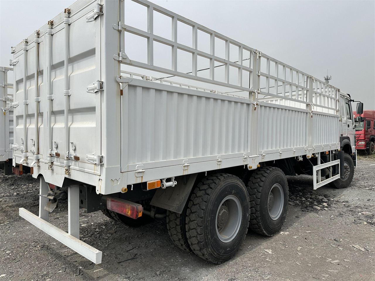 SINOTRUK HOWO 371 Cargo truck - Eläinten kuljetus kuorma-auto: kuva SINOTRUK HOWO 371 Cargo truck - Eläinten kuljetus kuorma-auto SINOTRUK HOWO 371 Cargo truck - Eläinten kuljetus kuorma-auto: kuva SINOTRUK HOWO 371 Cargo truck - Eläinten kuljetus kuorma-auto