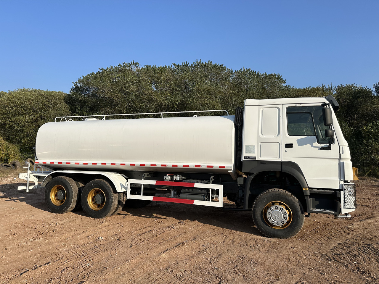 SINOTRUK HOWO 371 Water Tanker Truck - Säiliöauto: kuva SINOTRUK HOWO 371 Water Tanker Truck - Säiliöauto SINOTRUK HOWO 371 Water Tanker Truck - Säiliöauto: kuva SINOTRUK HOWO 371 Water Tanker Truck - Säiliöauto