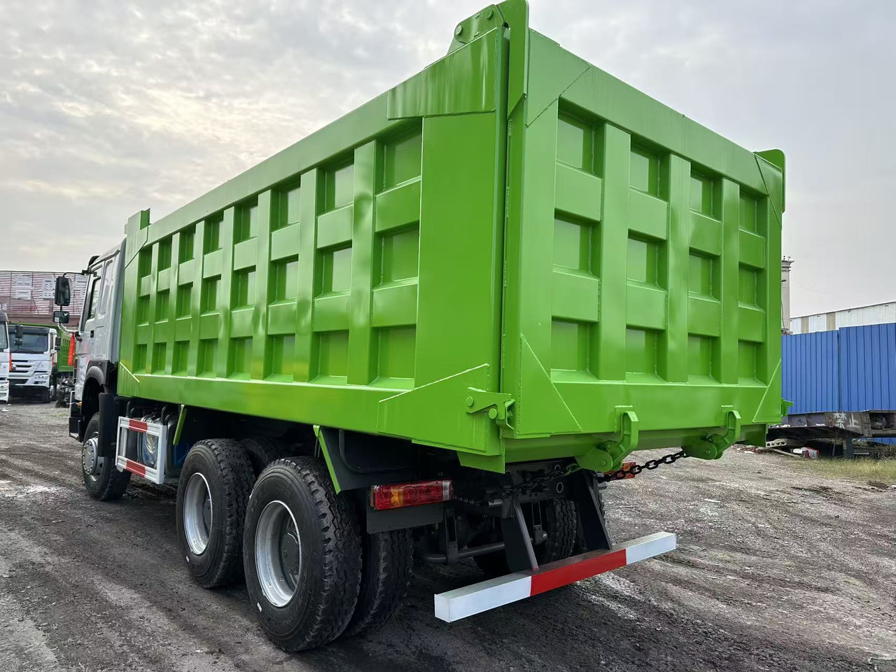 SINOTRUK HOWO 400HP 6X4 Tipper Truck - Kippiauto kuorma-auto: kuva SINOTRUK HOWO 400HP 6X4 Tipper Truck - Kippiauto kuorma-auto SINOTRUK HOWO 400HP 6X4 Tipper Truck - Kippiauto kuorma-auto: kuva SINOTRUK HOWO 400HP 6X4 Tipper Truck - Kippiauto kuorma-auto