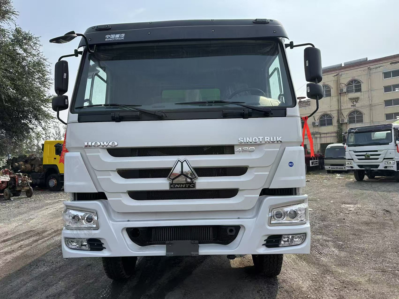 SINOTRUK HOWO 420HP 8X4 Tipper Truck - Kippiauto kuorma-auto: kuva SINOTRUK HOWO 420HP 8X4 Tipper Truck - Kippiauto kuorma-auto SINOTRUK HOWO 420HP 8X4 Tipper Truck - Kippiauto kuorma-auto: kuva SINOTRUK HOWO 420HP 8X4 Tipper Truck - Kippiauto kuorma-auto