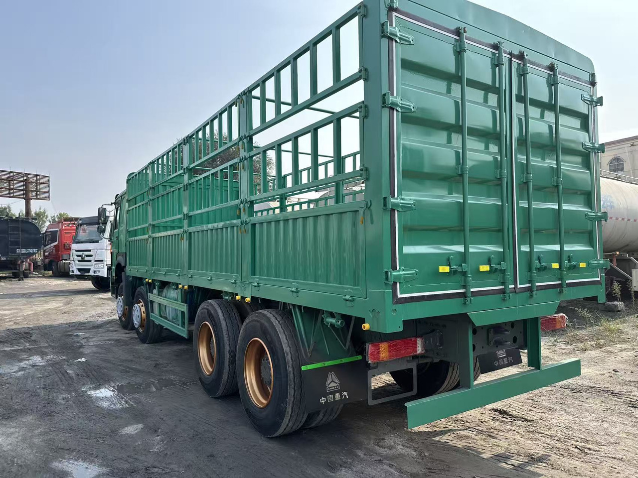 SINOTRUK HOWO 420hp 8x4 fence truck - Lava-kuorma-auto: kuva SINOTRUK HOWO 420hp 8x4 fence truck - Lava-kuorma-auto SINOTRUK HOWO 420hp 8x4 fence truck - Lava-kuorma-auto: kuva SINOTRUK HOWO 420hp 8x4 fence truck - Lava-kuorma-auto