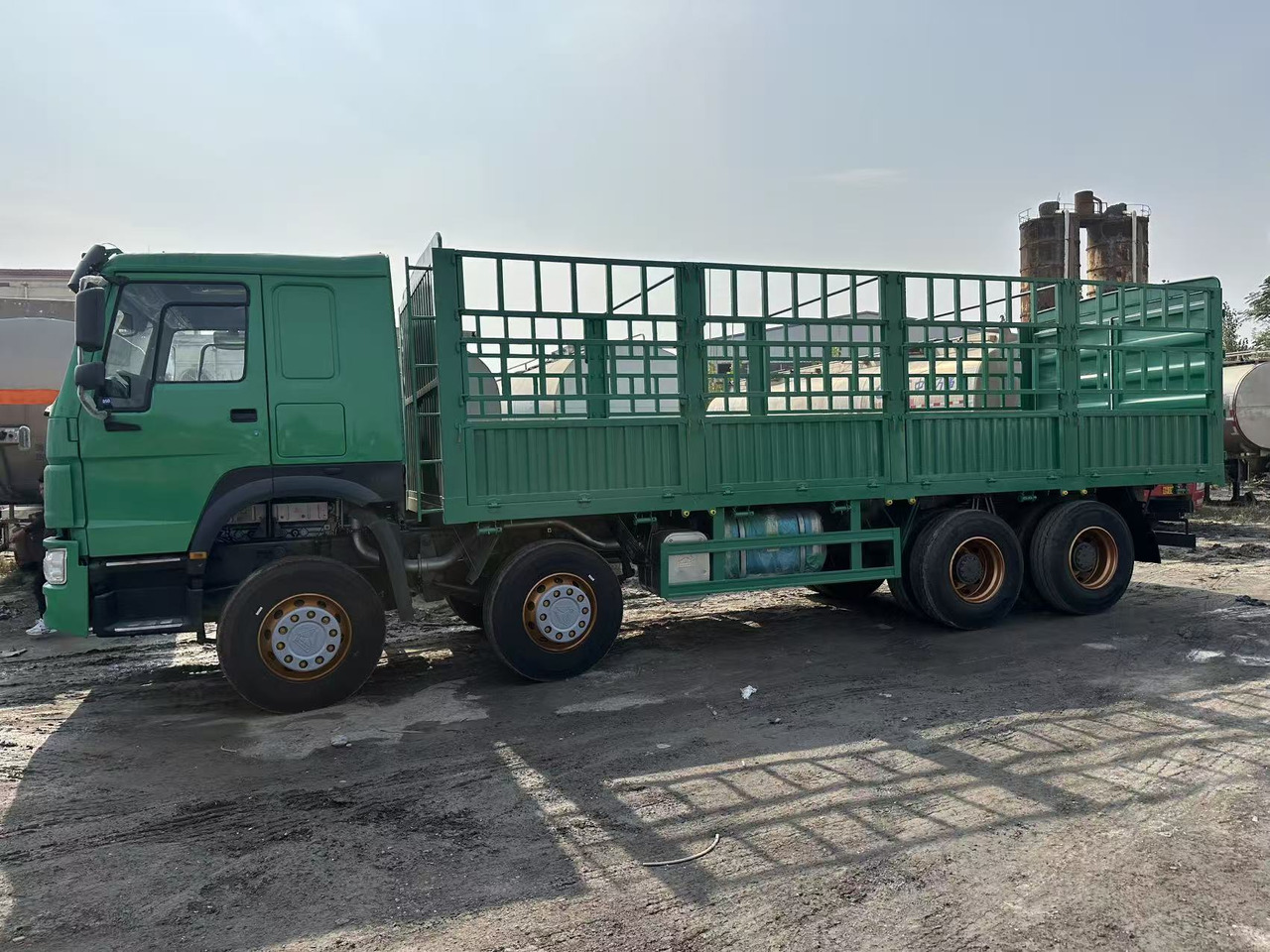 SINOTRUK HOWO 420hp 8x4 fence truck - Lava-kuorma-auto: kuva SINOTRUK HOWO 420hp 8x4 fence truck - Lava-kuorma-auto SINOTRUK HOWO 420hp 8x4 fence truck - Lava-kuorma-auto: kuva SINOTRUK HOWO 420hp 8x4 fence truck - Lava-kuorma-auto
