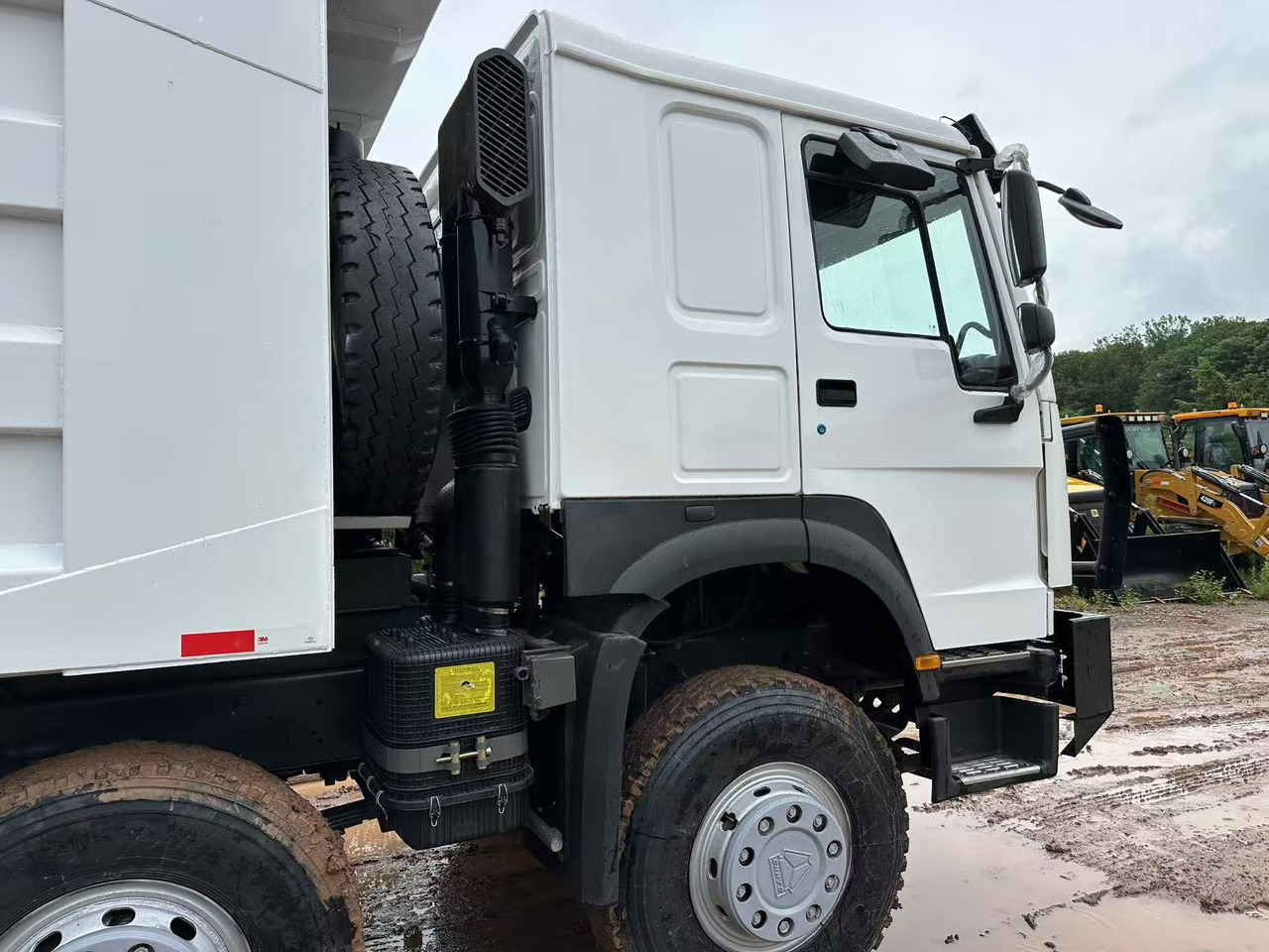 Sinotruk HOWO 371hp 8x4 tipper truck - Kippiauto kuorma-auto: kuva Sinotruk HOWO 371hp 8x4 tipper truck - Kippiauto kuorma-auto Sinotruk HOWO 371hp 8x4 tipper truck - Kippiauto kuorma-auto: kuva Sinotruk HOWO 371hp 8x4 tipper truck - Kippiauto kuorma-auto