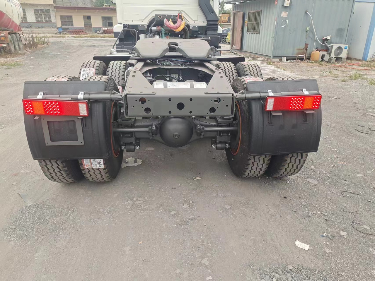 SINOTRUK HOWO 371hp 6X4 Tractor unit - Vetopöytäauto: kuva SINOTRUK HOWO 371hp 6X4 Tractor unit - Vetopöytäauto SINOTRUK HOWO 371hp 6X4 Tractor unit - Vetopöytäauto: kuva SINOTRUK HOWO 371hp 6X4 Tractor unit - Vetopöytäauto