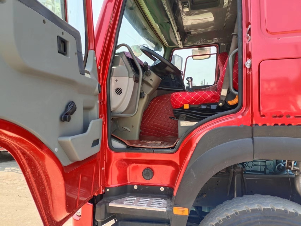 Vetopöytäauto SINOTRUK Howo tractor unit 420: kuva Vetopöytäauto SINOTRUK Howo tractor unit 420