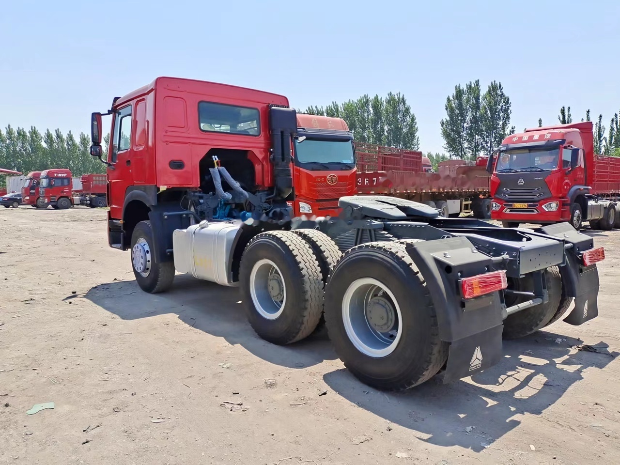 SINOTRUK Howo tractor unit 420 - Vetopöytäauto: kuva SINOTRUK Howo tractor unit 420 - Vetopöytäauto SINOTRUK Howo tractor unit 420 - Vetopöytäauto: kuva SINOTRUK Howo tractor unit 420 - Vetopöytäauto