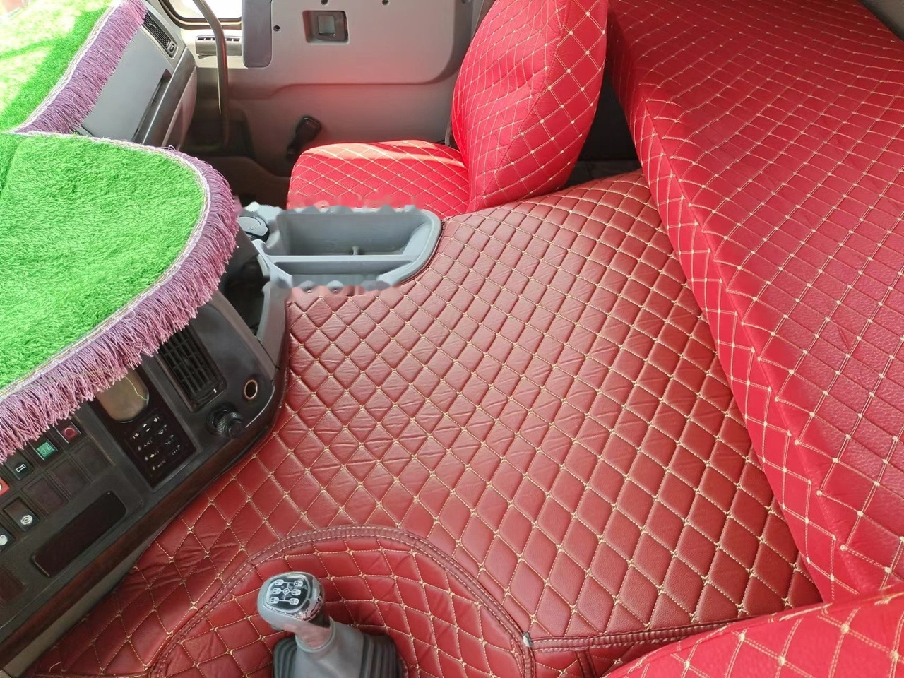 SINOTRUK Howo tractor unit 420hp - Vetopöytäauto: kuva SINOTRUK Howo tractor unit 420hp - Vetopöytäauto SINOTRUK Howo tractor unit 420hp - Vetopöytäauto: kuva SINOTRUK Howo tractor unit 420hp - Vetopöytäauto