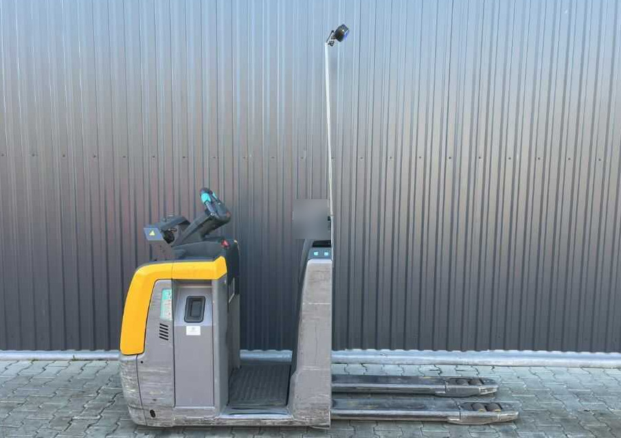 Jungheinrich ECE220 - Kerailytrukki: kuva Jungheinrich ECE220 - Kerailytrukki Jungheinrich ECE220 - Kerailytrukki: kuva Jungheinrich ECE220 - Kerailytrukki