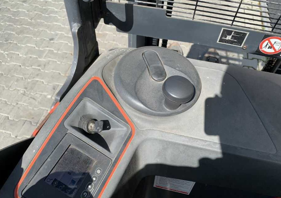 Pinoamistrukki Linde D12S: kuva Pinoamistrukki Linde D12S