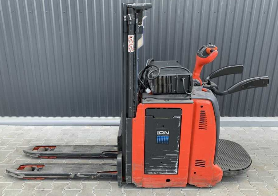 Pinoamistrukki Linde D14AP: kuva Pinoamistrukki Linde D14AP