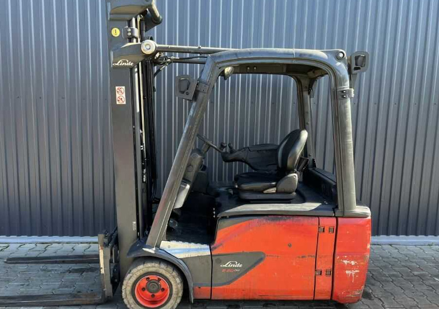 Linde E20L-02 - Sähkötrukki: kuva  Linde E20L-02 - Sähkötrukki Linde E20L-02 - Sähkötrukki: kuva  Linde E20L-02 - Sähkötrukki