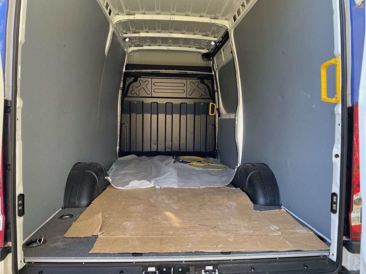 Iveco 35S14 E (eDaily) Klima AHK ZV - Pakettiauto, Sähköpakettiauto: kuva Iveco 35S14 E (eDaily) Klima AHK ZV - Pakettiauto, Sähköpakettiauto Iveco 35S14 E (eDaily) Klima AHK ZV - Pakettiauto, Sähköpakettiauto: kuva Iveco 35S14 E (eDaily) Klima AHK ZV - Pakettiauto, Sähköpakettiauto