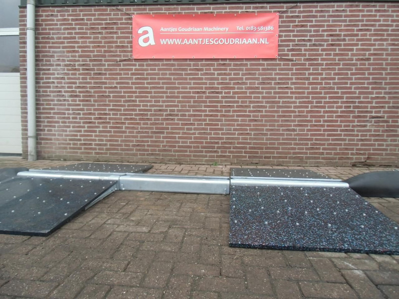 Slangenbrug - Materiaalinkäsittely: kuva Slangenbrug - Materiaalinkäsittely Slangenbrug - Materiaalinkäsittely: kuva Slangenbrug - Materiaalinkäsittely