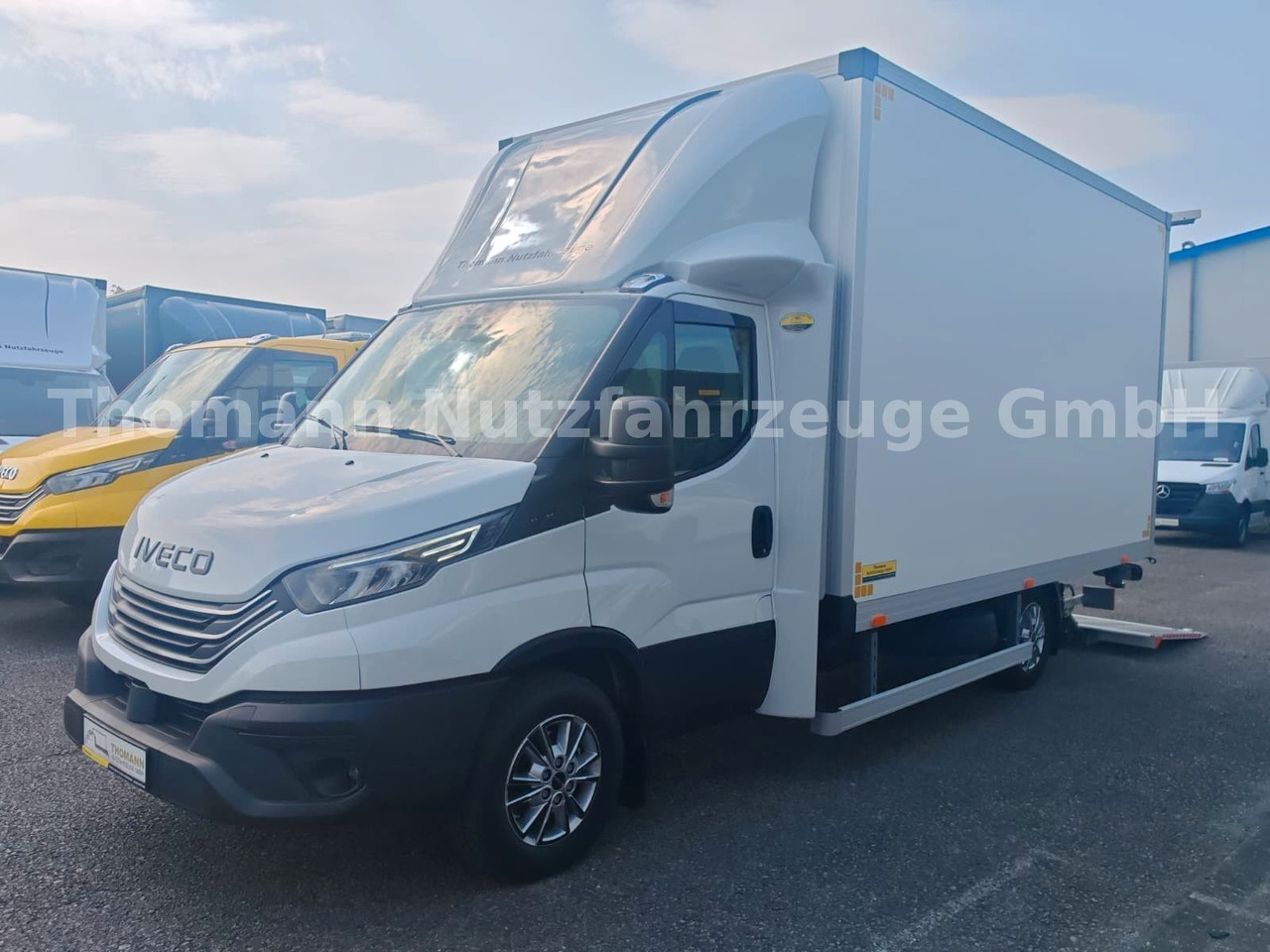 Iveco Daily 35S18 Koffer + LBW Navi/ACC Tempomat - Jakeluauto: kuva Iveco Daily 35S18 Koffer + LBW Navi/ACC Tempomat - Jakeluauto Iveco Daily 35S18 Koffer + LBW Navi/ACC Tempomat - Jakeluauto: kuva Iveco Daily 35S18 Koffer + LBW Navi/ACC Tempomat - Jakeluauto