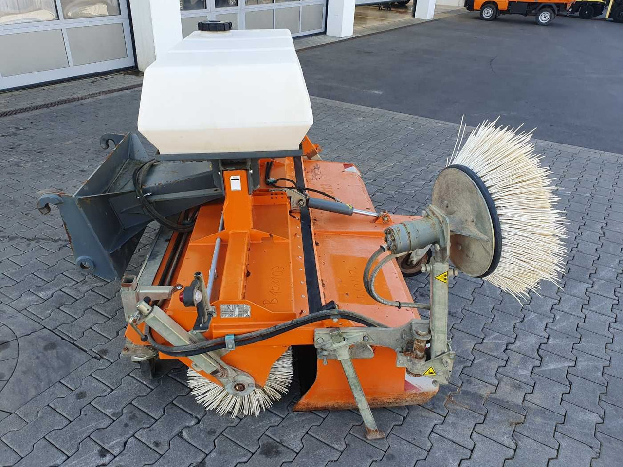 Bema 25 Dual Kehrmaschine / 2.050 mm / 2020 - Harjakone: kuva Bema 25 Dual Kehrmaschine / 2.050 mm / 2020 - Harjakone Bema 25 Dual Kehrmaschine / 2.050 mm / 2020 - Harjakone: kuva Bema 25 Dual Kehrmaschine / 2.050 mm / 2020 - Harjakone
