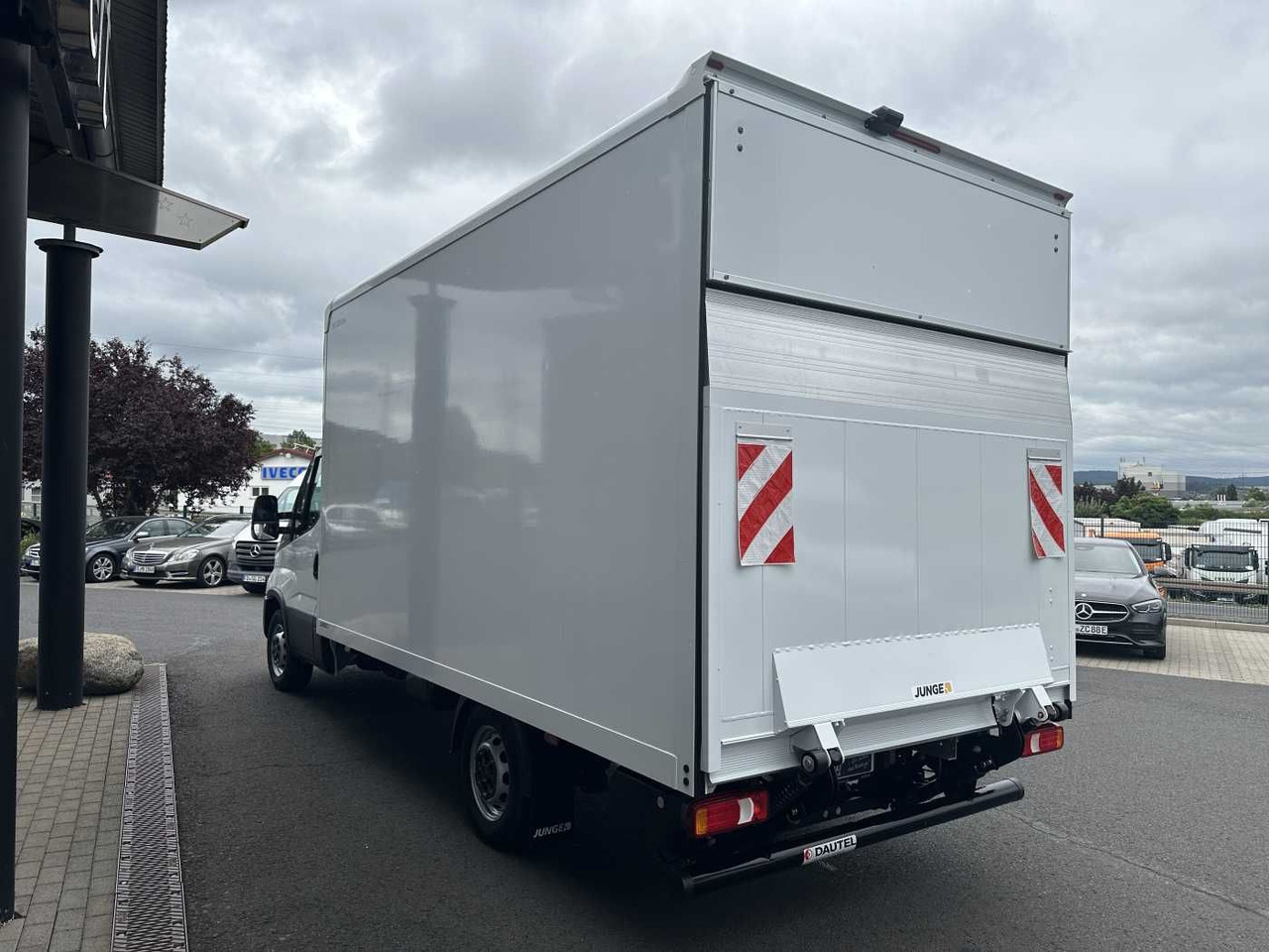 Iveco Daily 35S16 HA8/P Koffer *R4.100mm* LBW*Luft* - Jakeluauto: kuva Iveco Daily 35S16 HA8/P Koffer *R4.100mm* LBW*Luft* - Jakeluauto Iveco Daily 35S16 HA8/P Koffer *R4.100mm* LBW*Luft* - Jakeluauto: kuva Iveco Daily 35S16 HA8/P Koffer *R4.100mm* LBW*Luft* - Jakeluauto