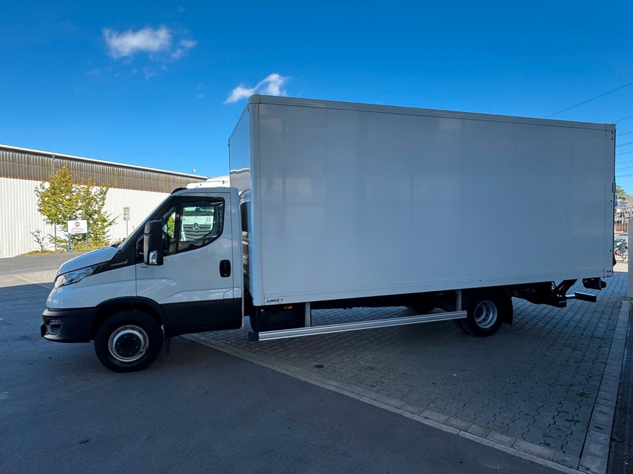 Iveco Daily 70C18 A8 *Koffer*LBW*Automatik* - Jakeluauto: kuva Iveco Daily 70C18 A8 *Koffer*LBW*Automatik* - Jakeluauto Iveco Daily 70C18 A8 *Koffer*LBW*Automatik* - Jakeluauto: kuva Iveco Daily 70C18 A8 *Koffer*LBW*Automatik* - Jakeluauto