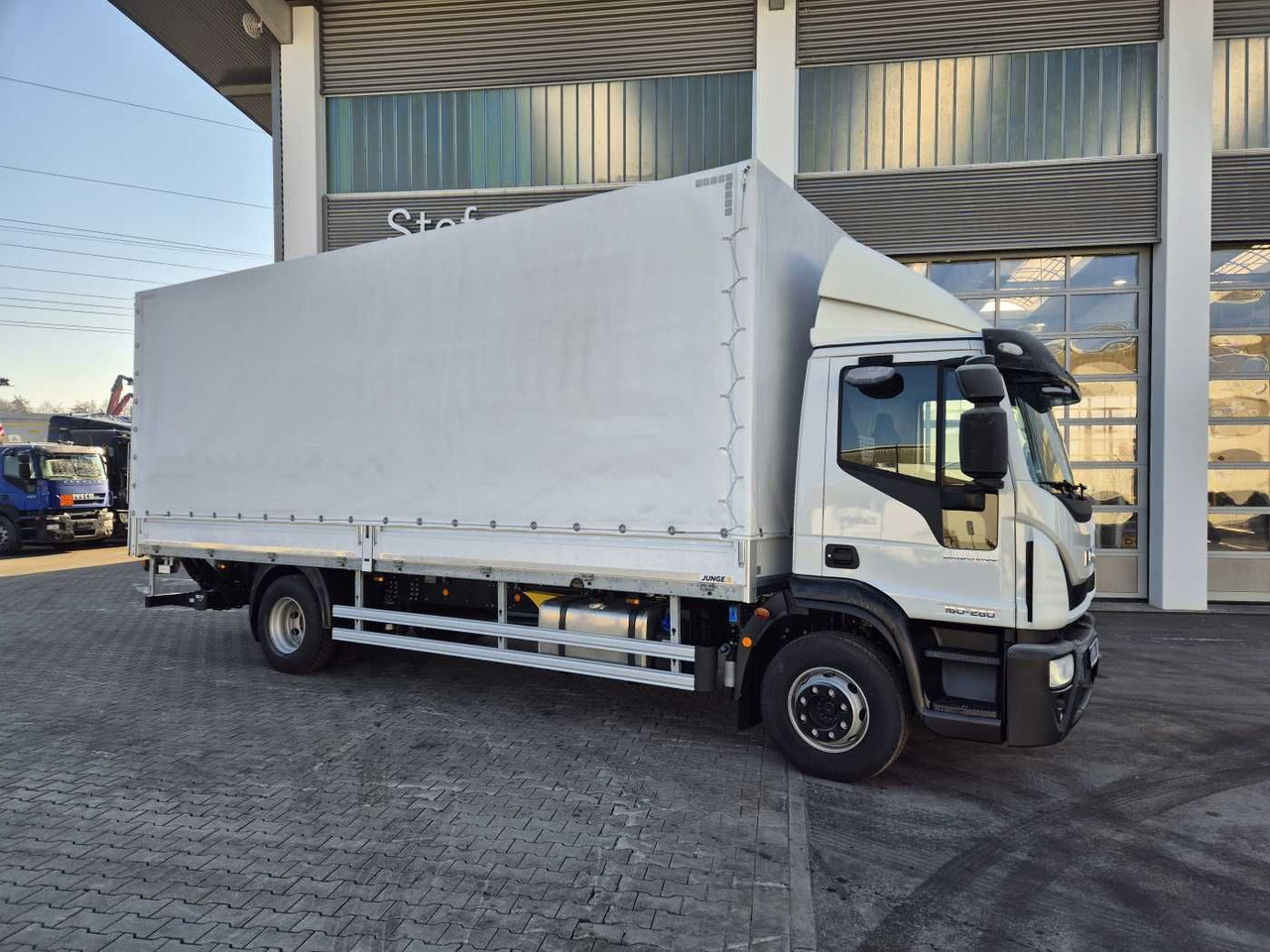 Iveco Eurocargo ML160E28/P LBW Bär Schiebeplane AHK - Pressukapelli kuorma-auto: kuva Iveco Eurocargo ML160E28/P LBW Bär Schiebeplane AHK - Pressukapelli kuorma-auto Iveco Eurocargo ML160E28/P LBW Bär Schiebeplane AHK - Pressukapelli kuorma-auto: kuva Iveco Eurocargo ML160E28/P LBW Bär Schiebeplane AHK - Pressukapelli kuorma-auto