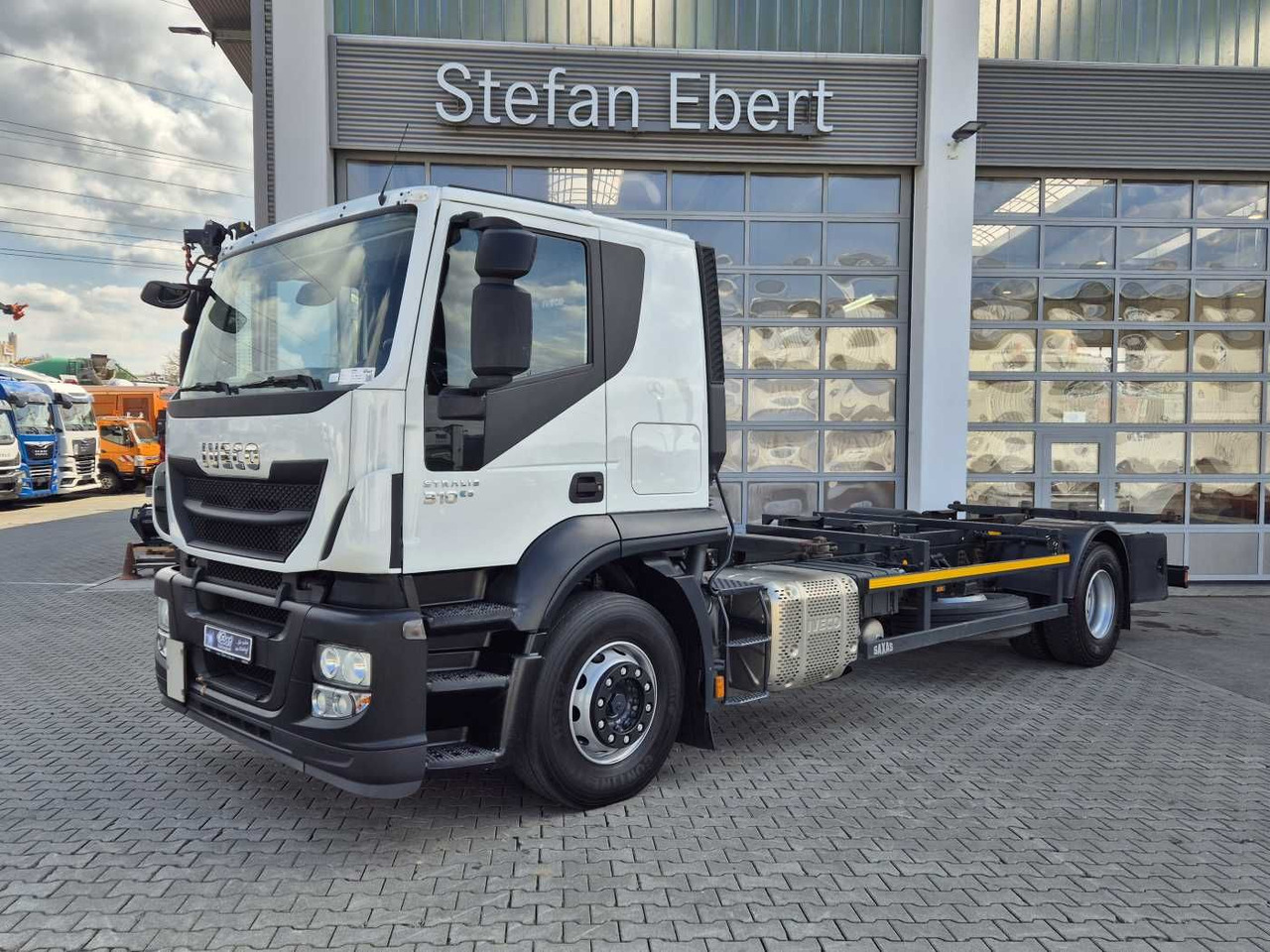 Iveco Stralis AT190S31/P BDF Klima Standh. AHK Bett - Konttialus/ Vaihtokuormatilat kuorma-auto: kuva Iveco Stralis AT190S31/P BDF Klima Standh. AHK Bett - Konttialus/ Vaihtokuormatilat kuorma-auto Iveco Stralis AT190S31/P BDF Klima Standh. AHK Bett - Konttialus/ Vaihtokuormatilat kuorma-auto: kuva Iveco Stralis AT190S31/P BDF Klima Standh. AHK Bett - Konttialus/ Vaihtokuormatilat kuorma-auto