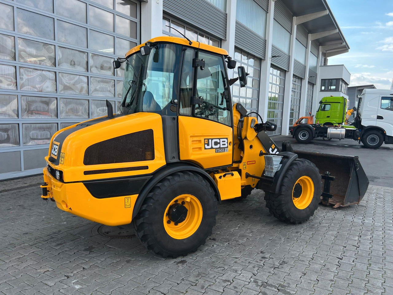 JCB 407 SV / nur 268h! / Klappschaufel & Gabel - Pyöräkuormaaja: kuva JCB 407 SV / nur 268h! / Klappschaufel & Gabel - Pyöräkuormaaja JCB 407 SV / nur 268h! / Klappschaufel & Gabel - Pyöräkuormaaja: kuva JCB 407 SV / nur 268h! / Klappschaufel & Gabel - Pyöräkuormaaja