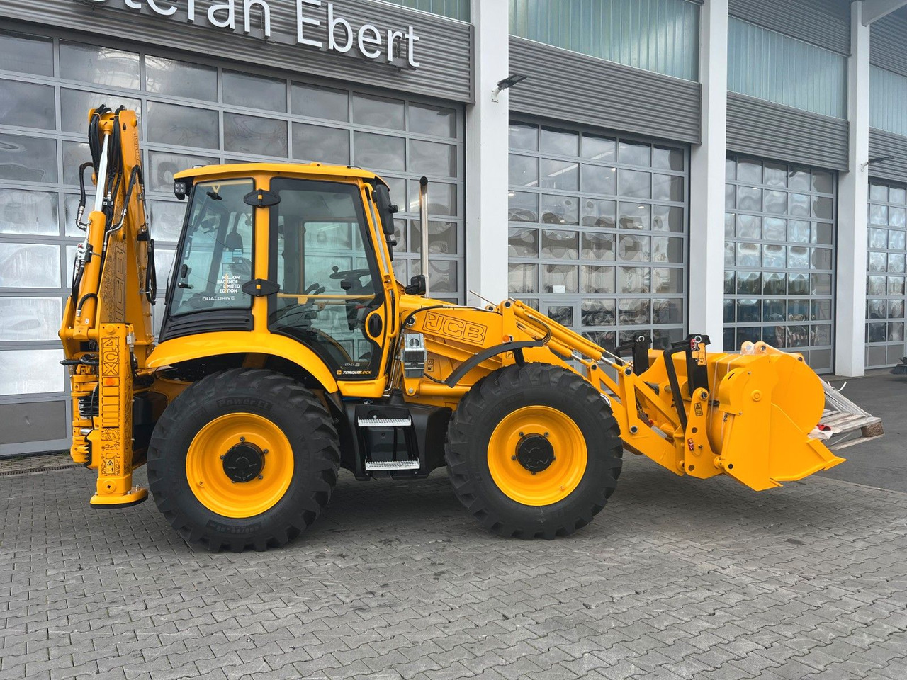 JCB 4CX / Klappschaufel / Dual Drive / Sonderedition - Kaivuri-trukki: kuva JCB 4CX / Klappschaufel / Dual Drive / Sonderedition - Kaivuri-trukki JCB 4CX / Klappschaufel / Dual Drive / Sonderedition - Kaivuri-trukki: kuva JCB 4CX / Klappschaufel / Dual Drive / Sonderedition - Kaivuri-trukki