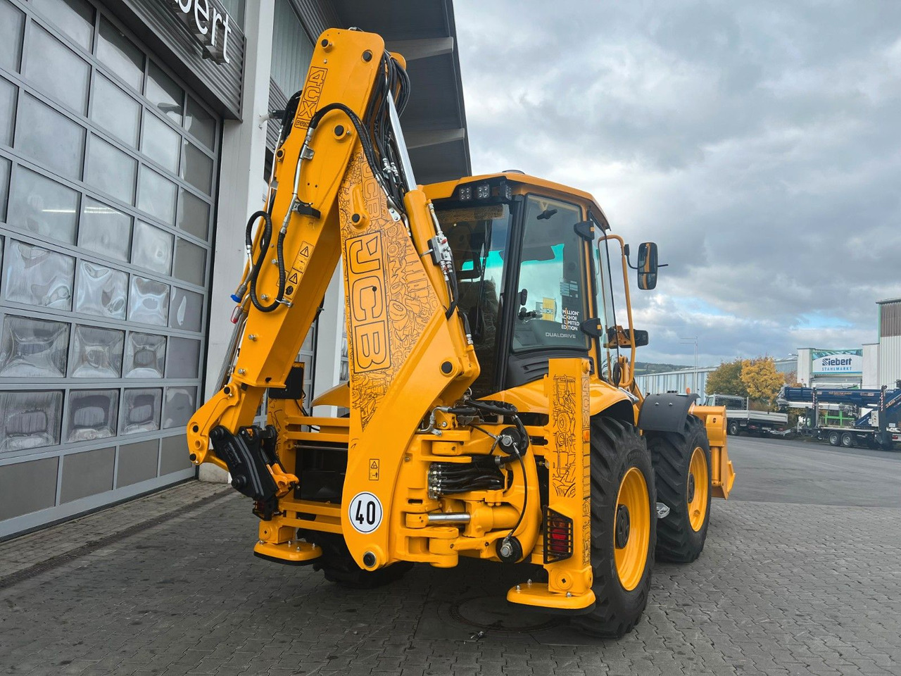 JCB 4CX / Klappschaufel / Dual Drive / Sonderedition - Kaivuri-trukki: kuva JCB 4CX / Klappschaufel / Dual Drive / Sonderedition - Kaivuri-trukki JCB 4CX / Klappschaufel / Dual Drive / Sonderedition - Kaivuri-trukki: kuva JCB 4CX / Klappschaufel / Dual Drive / Sonderedition - Kaivuri-trukki