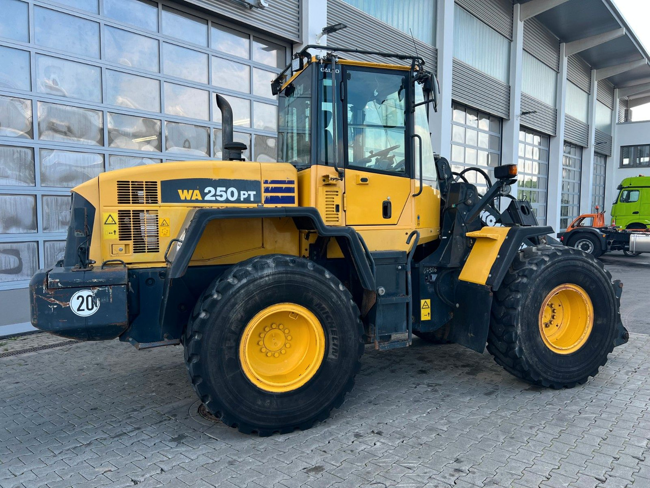 Komatsu WA 250 PT - 5H / 12.390h / - Pyöräkuormaaja: kuva Komatsu WA 250 PT - 5H / 12.390h / - Pyöräkuormaaja Komatsu WA 250 PT - 5H / 12.390h / - Pyöräkuormaaja: kuva Komatsu WA 250 PT - 5H / 12.390h / - Pyöräkuormaaja
