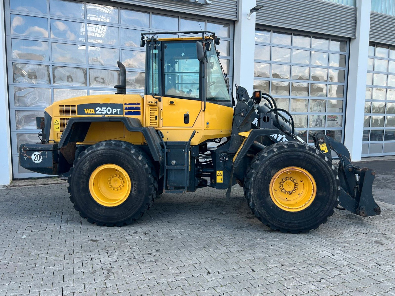 Komatsu WA 250 PT - 5H / 12.390h / - Pyöräkuormaaja: kuva Komatsu WA 250 PT - 5H / 12.390h / - Pyöräkuormaaja Komatsu WA 250 PT - 5H / 12.390h / - Pyöräkuormaaja: kuva Komatsu WA 250 PT - 5H / 12.390h / - Pyöräkuormaaja