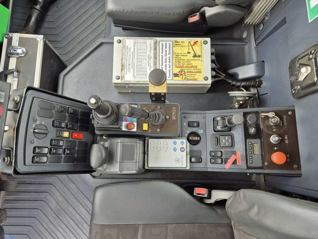 Kuorma-auto Unimog U400 4x4 Zweiwege ZAGRO 800t/52 Achsen Funk: kuva Kuorma-auto Unimog U400 4x4 Zweiwege ZAGRO 800t/52 Achsen Funk