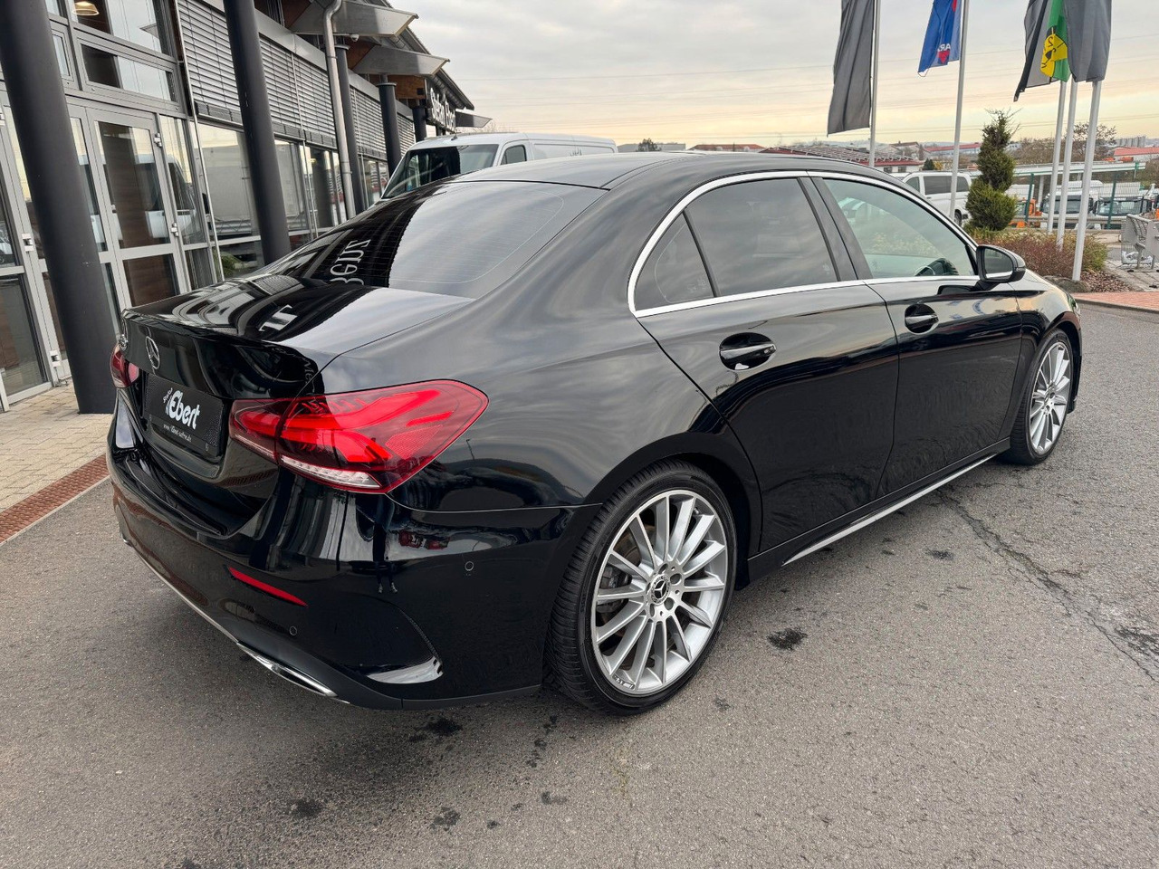 Mercedes-Benz A 200 AMG 19"+Ambiente+R-Kamera+Pano+LED+MBUX - Sedan: kuva Mercedes-Benz A 200 AMG 19"+Ambiente+R-Kamera+Pano+LED+MBUX - Sedan Mercedes-Benz A 200 AMG 19"+Ambiente+R-Kamera+Pano+LED+MBUX - Sedan: kuva Mercedes-Benz A 200 AMG 19"+Ambiente+R-Kamera+Pano+LED+MBUX - Sedan