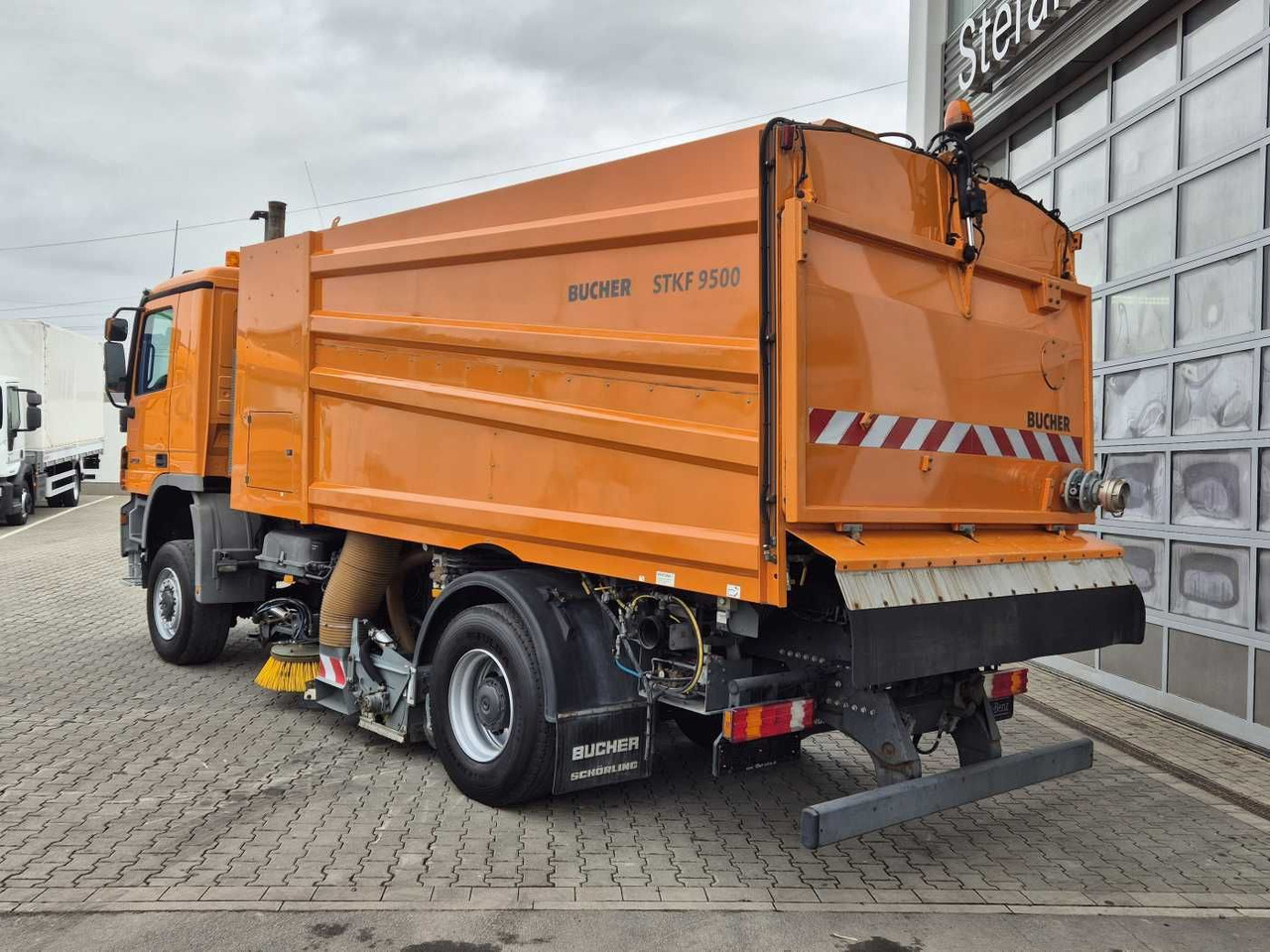Lakaisuauto Mercedes-Benz Actros 2032 A 4x4 Bucher STKF 9500 Airport 30x: kuva Lakaisuauto Mercedes-Benz Actros 2032 A 4x4 Bucher STKF 9500 Airport 30x